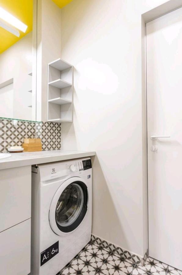 Happy Inn Vip, Self Check-In-24X7, A-C, Parking-In-The-Underground-Garage VNO Extérieur photo